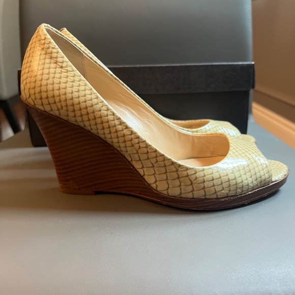 Cole Haan Margot Ot. Wedge - colour: gold PYT print, US women’s size 7.5M - Picture 4 of 6